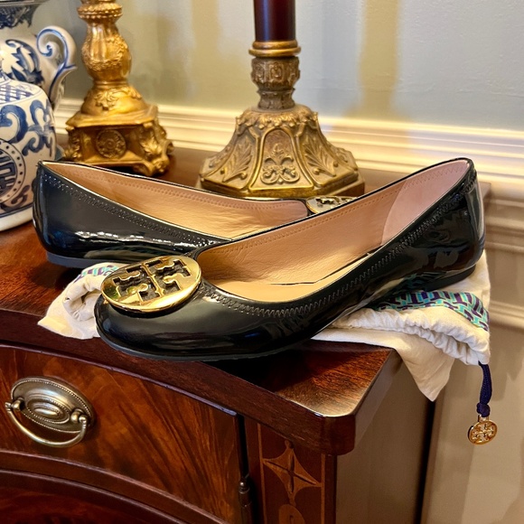 EEUC Tory Burch Navy Patent Leather Reva Ballet Flats Shoes Gold Logo Size 9 M - Picture 1 of 8